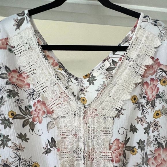 Umgee Floral Romper with Lace V-neckline Size Medium - Picture 2 of 8